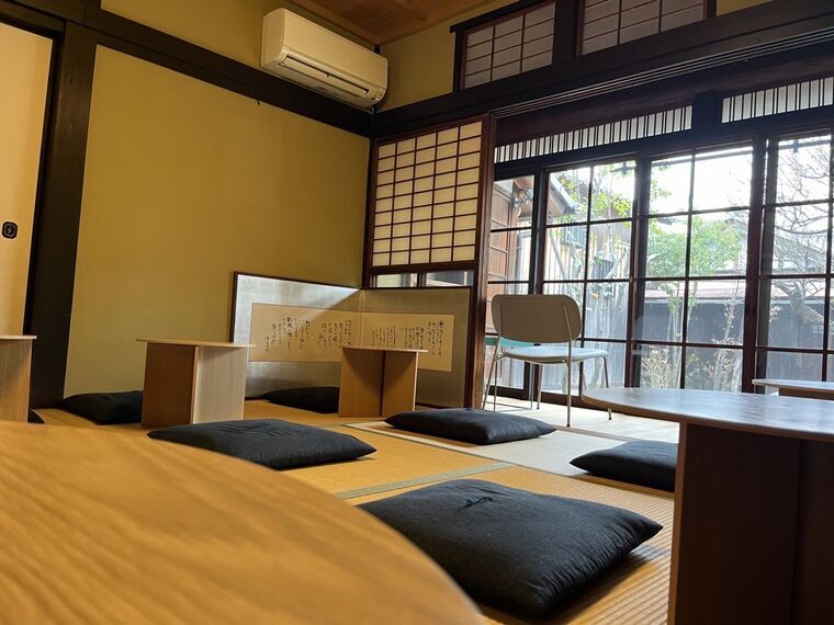 茶寮百代の和室内観 畳と座布団と障子の静かな空間
