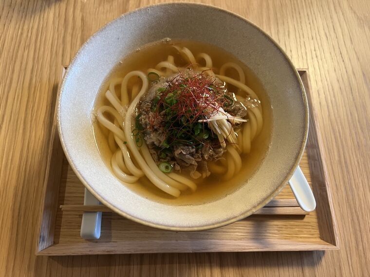 茶寮百代の特製肉うどん 澄んだ出汁に薬味を添えて