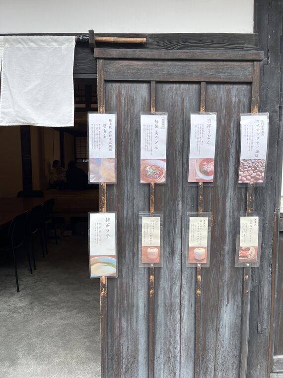 茶寮百代のメニュー一覧 壁に並ぶメニュー表