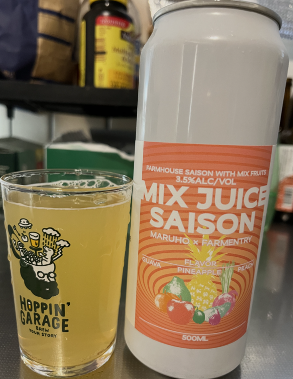 FARMENTRY Mix Juice Saisonをグラスに注いだところ 淡い黄金色のセゾン