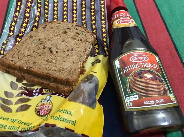 ジャフナでの回復食。パンとキトゥルパニだけの食生活