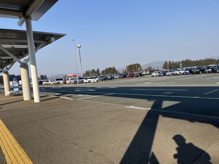 花巻空港の外観 青空と岩手の山々