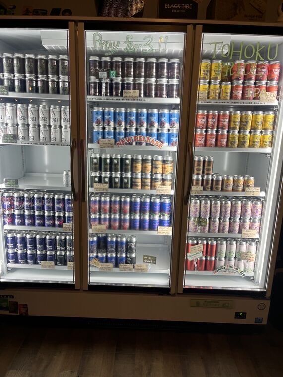 Black Tide Brewingの缶ビール冷蔵庫 多数の缶が並ぶ