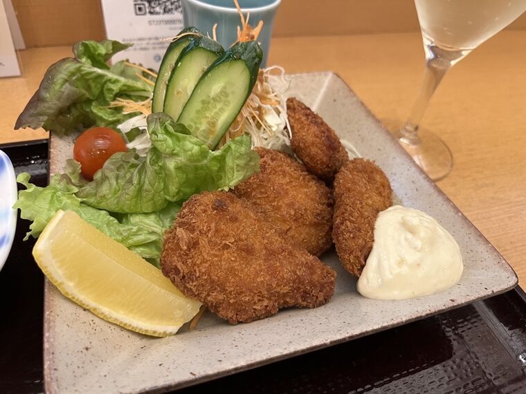 マグロカツのアップ さくさくの衣にタルタルソース