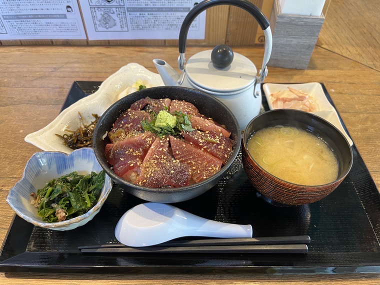 鶴亀食堂のカツオ漬け丼全景 出汁ポット付き 気仙沼