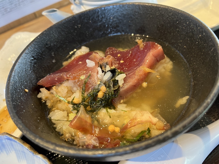 鶴亀食堂のカツオ漬け丼を出汁茶漬けにした状態