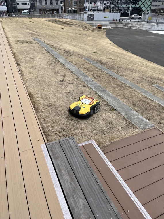 pier7の芝生を掃除する自動お掃除ロボ 気仙沼