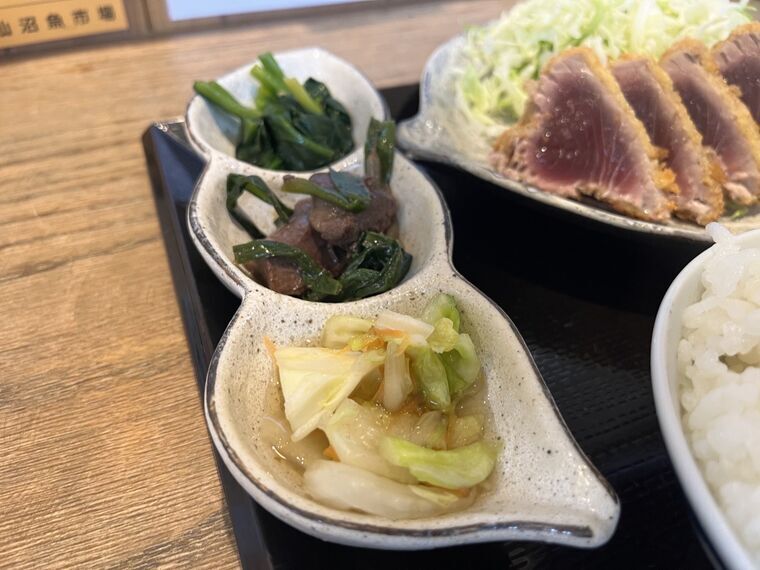 鶴亀食堂のレアカツ定食の小鉢3種 メカジキのレバーほか