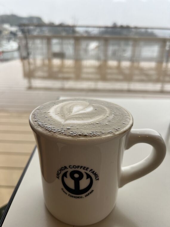 アンカーコーヒーの黒蜜ほうじ茶ラテ ANCHOR COFFEE FAMILYマグカップ
