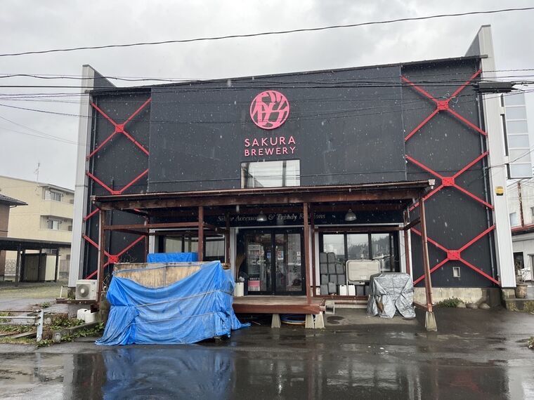 Sakura Breweryの外観 黒い建物と赤いロゴ 北上市