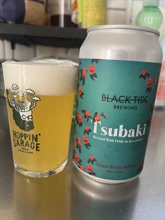 Black Tide Brewing Tsubaki缶とグラスに注いだStone Fruit Saison