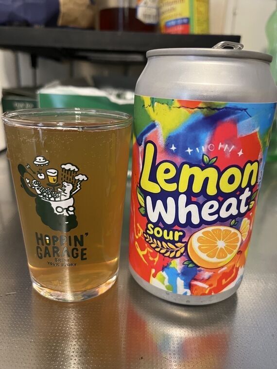 Sakura Brewery Lemon Wheat Sourの缶とグラスに注いだ様子