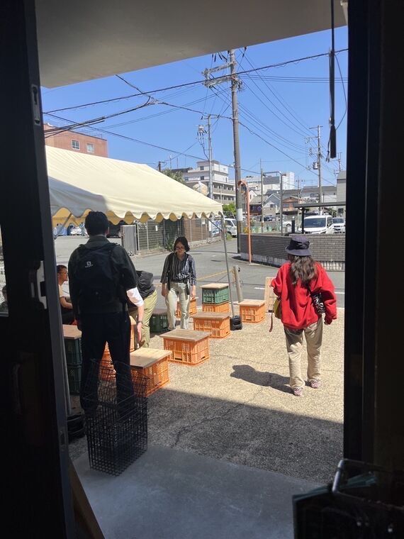 京都醸造のテラス席越しに見える西九条エリアの通り