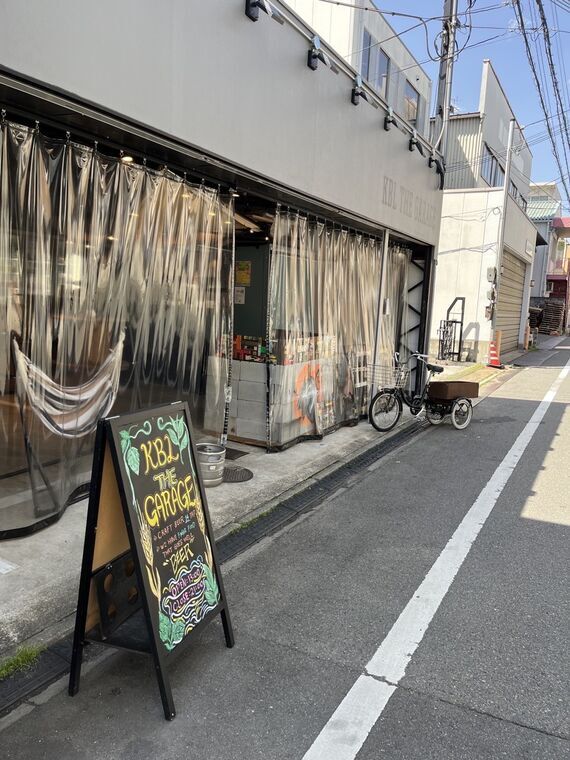 KBL THE GARAGE（Kyoto Beer Lab 2号店）の店頭看板と自転車