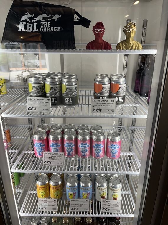 KBL THE GARAGE冷蔵庫のクラフトビール缶棚、KBLロゴ入りエプロン