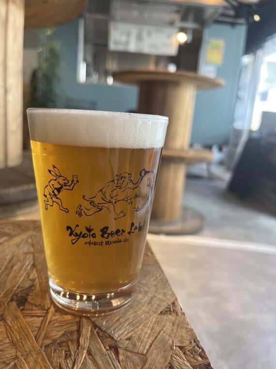 KBL THE GARAGEの深蒸し茶IPA（Deep Steamed Green Tea IPA）、黄色いビールとKyoto Beer Labロゴ入りグラス