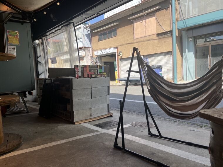 KBL THE GARAGE店内のハンモック席と開放されたガレージから見える通り