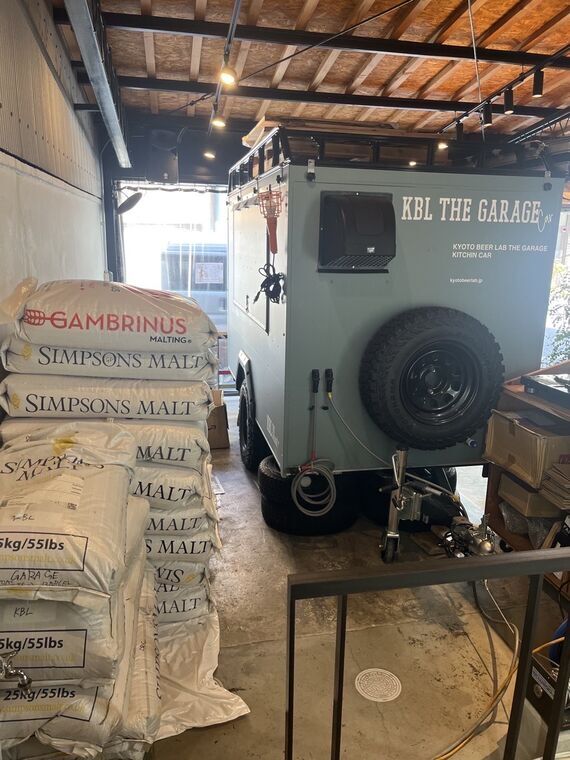 KBL THE GARAGE店内奥のモルト袋（Simpsons Malt、GAMBRINUS）が積まれた様子