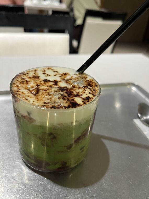 OMOFUロースタリーカフェのブリュレ小豆宇治抹茶ラテ、キャラメルブリュレの焦げ目と抹茶の緑、あんこ入り