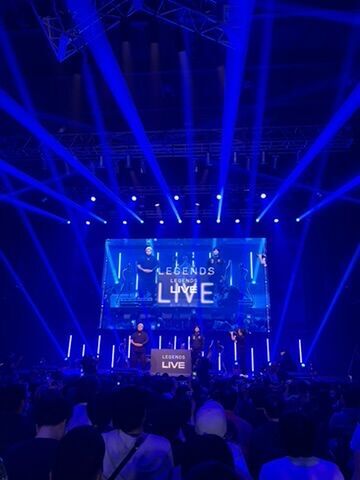 獣道Evo Legends Liveのステージ全景。青ライト、LEGENDS LIVEスクリーン、観客の後ろ姿