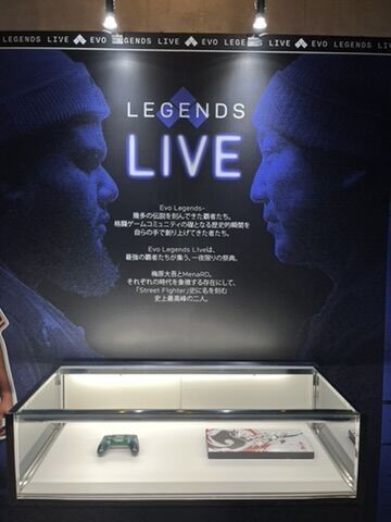 Evo LEGENDS LIVEの会場展示パネル。ウメハラとMenaRDの顔写真とロゴ