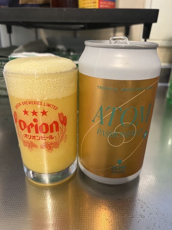 うちゅうブルーイング ATOM PASSIONFRUIT の缶とグラスに注いだ黄色いスムージー状のビール