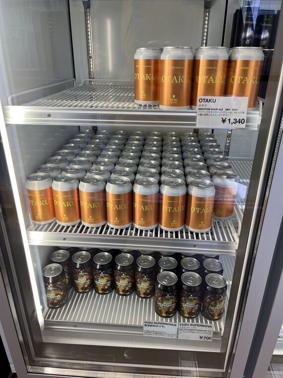 OTAKU SMOOTHIE SOUR ALE の缶が並ぶ冷蔵棚 ABV 5.0% &yen;1340 の値札 隣に YUZU SUPERNOVA の缶
