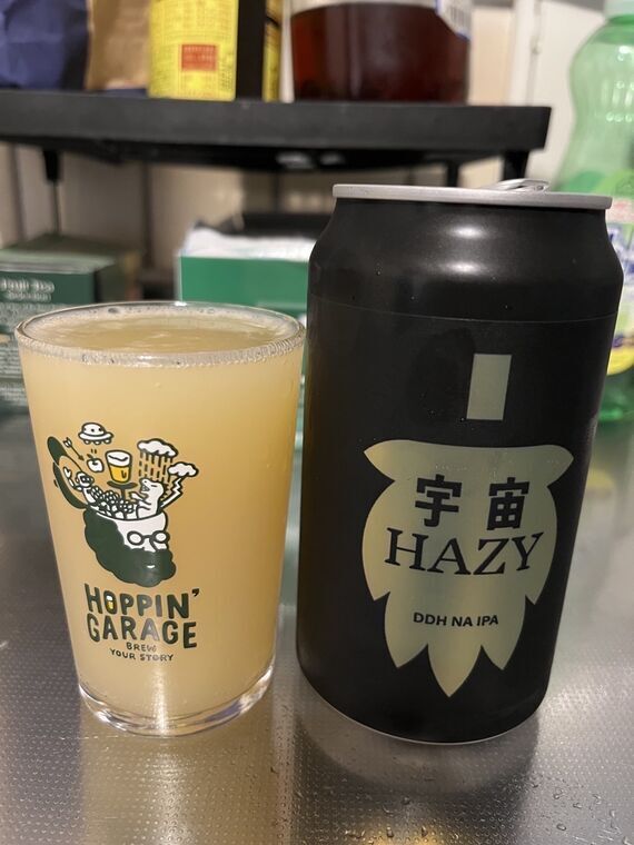 うちゅうブルーイング 宇宙HAZY DDH NA IPA 黒缶とグラスに注いだヘイジー色の白濁したノンアルビール