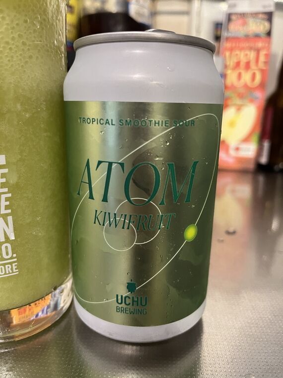 うちゅうブルーイング ATOM KIWIFRUIT の缶 グリーン基調のラベルに TROPICAL SMOOTHIE SOUR と KIWIFRUIT の表記