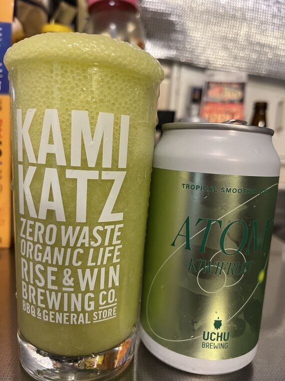 ATOM KIWIFRUIT の缶と RISE&amp;WIN BREWING の KAMI KATZ 缶のツーショット どちらもグリーン系のデザイン