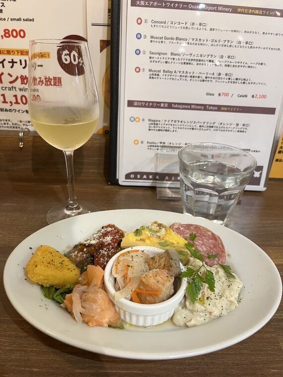 大阪エアポートワイナリーの前菜盛りとグラスワイン