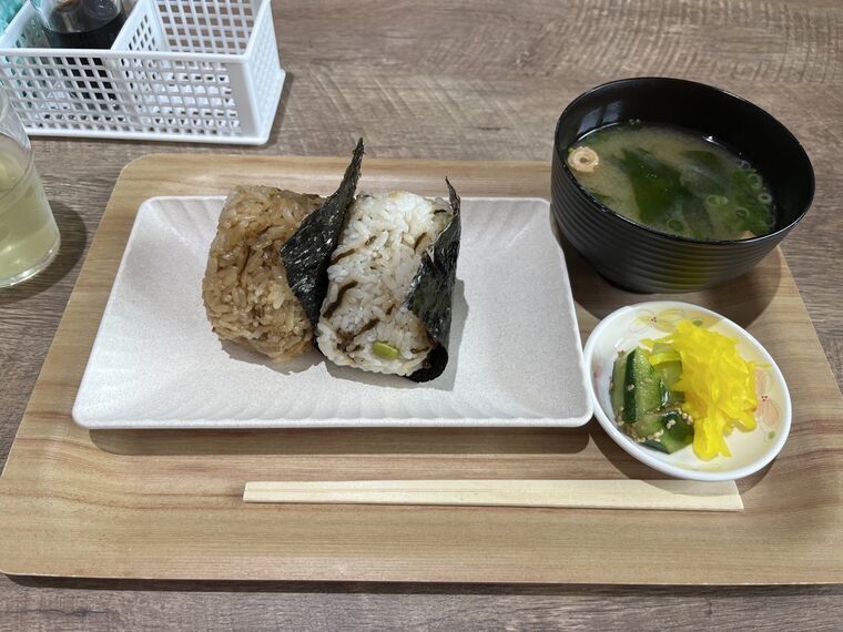 プリンススマートイン宮崎の朝食 巨大おにぎりと味噌汁の和定食
