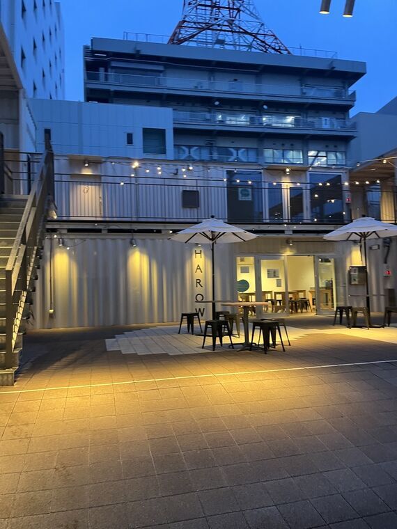 夜のHAROW広島通りの外観とライトアップ