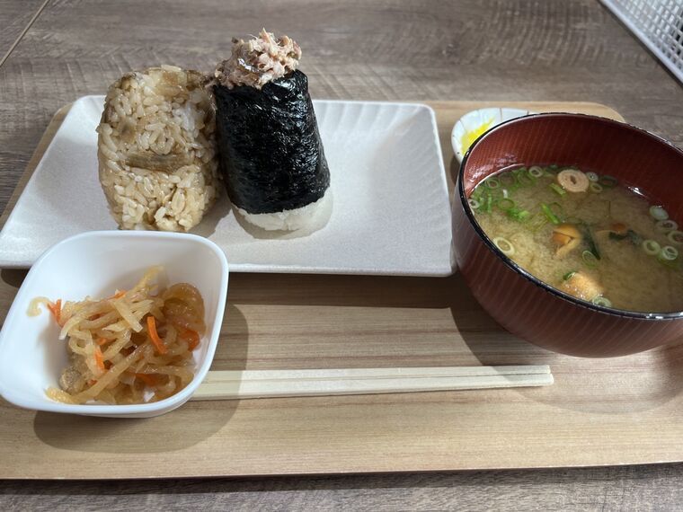 Le soleilの朝食おにぎりセット（かやくご飯・ツナ・切り干し大根の小鉢）