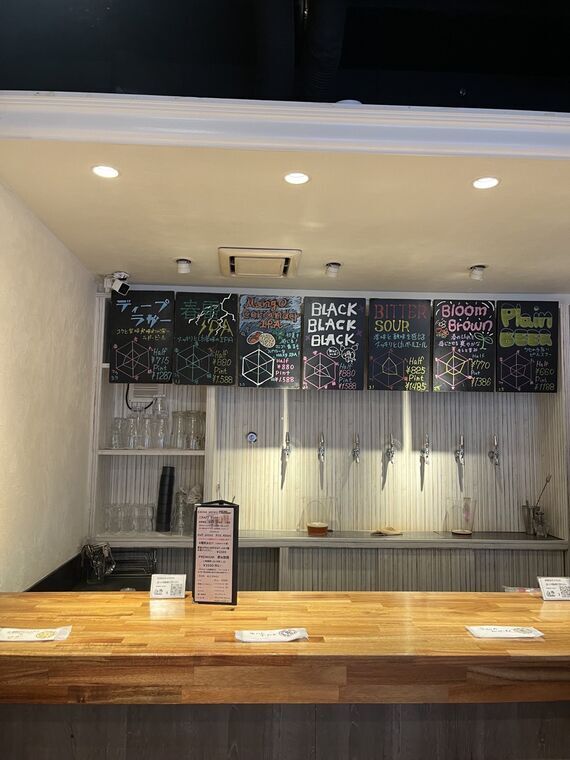 T.T Brewery チョーク黒板のタップリスト（Bloom Brawn・BITTER SOUR・BLACK BLACK BLACK等）