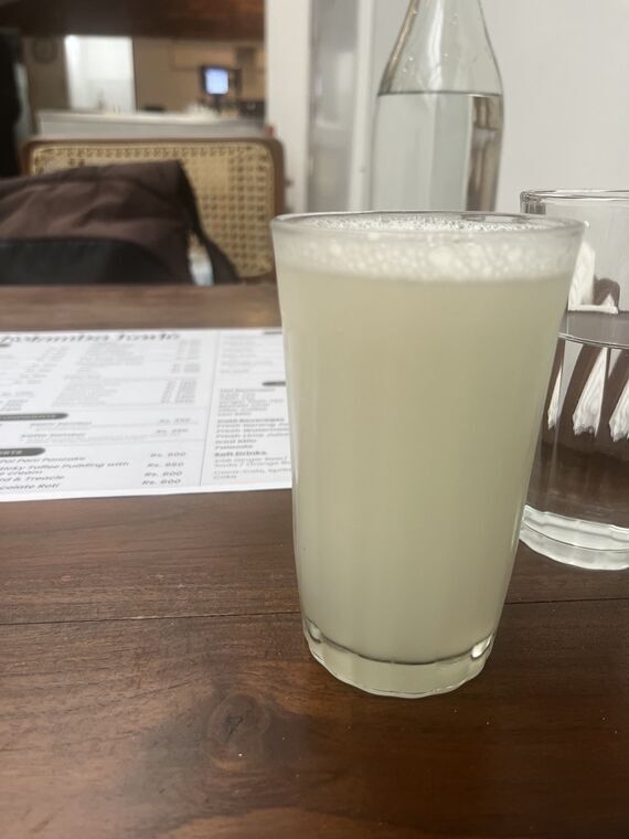 Kolamba Kadeのデヒビーマ（ライムジュース）。砂糖抜きで注文