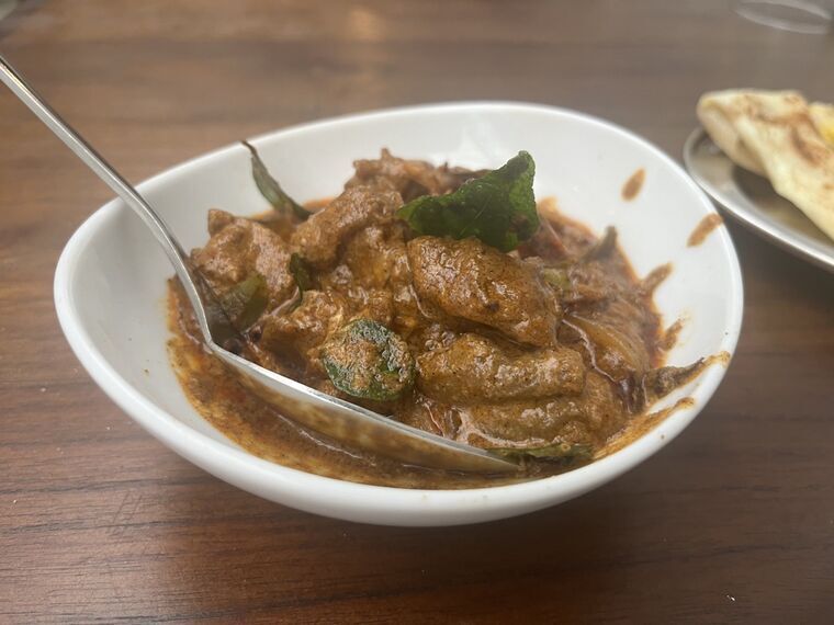 Kolamba KadeのMutton Paal Poriyal。マトンのスパイスとコトコト煮込んだジャフナスタイルの一品