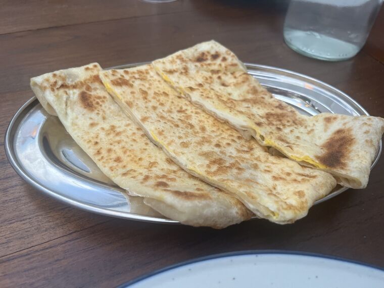 Kolamba Kadeのビッタラ（卵）ロティ。熱々もちもちの平焼きパン