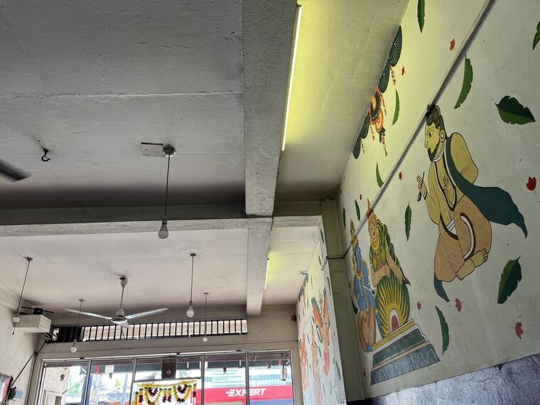 Sri Lakshmi Bhavan店内の壁に描かれたヒンドゥーの神様の壁画