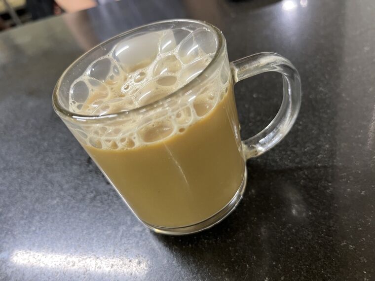トリンコマリー Manis Cafe のマサラチャイ（泡立ちあり）