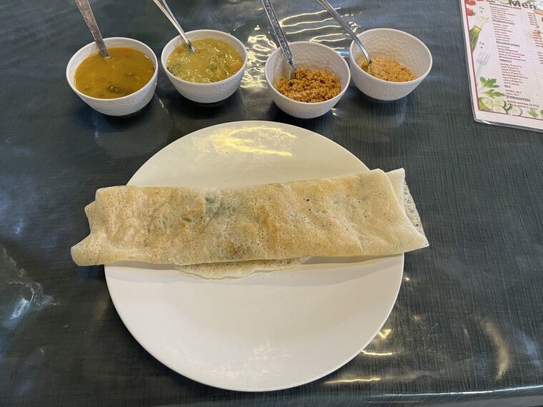 Vegan Cafeteria のギーマサラドーサと付け合わせ4品