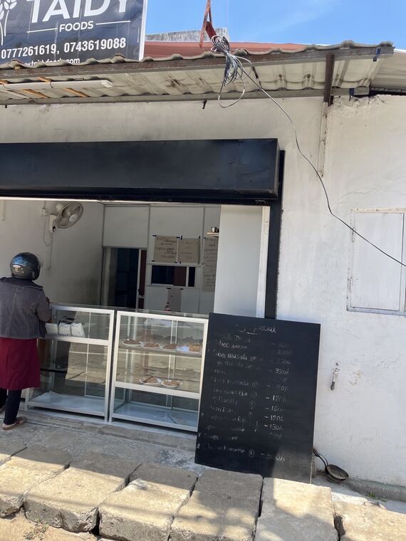 Sri Purani Vegetarian Restaurantの入口と黒板メニュー