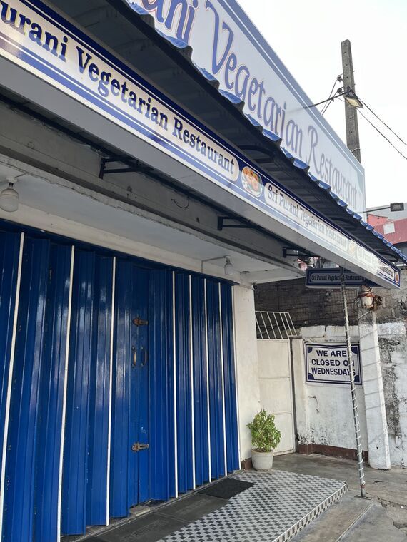 Sri Purani Vegetarian Restaurantの外観と「WE ARE CLOSED ON WEDNESDAY」の張り紙