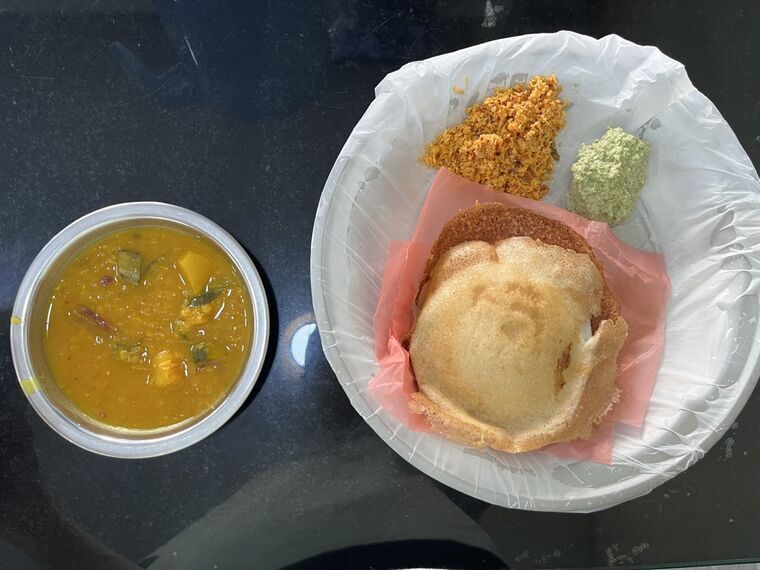 Sri Purani Vegetarian Restaurantのキリアーッパとサンバル・チャトニセット
