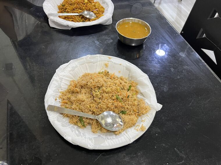 Sri Purani Vegetarian Restaurantのインディアーッパコットゥとベジタブルコットゥ2皿