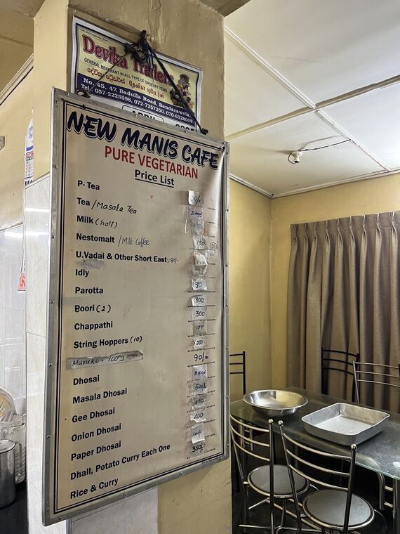 New Manis CafeのメニューボードとPure Vegetarian表示