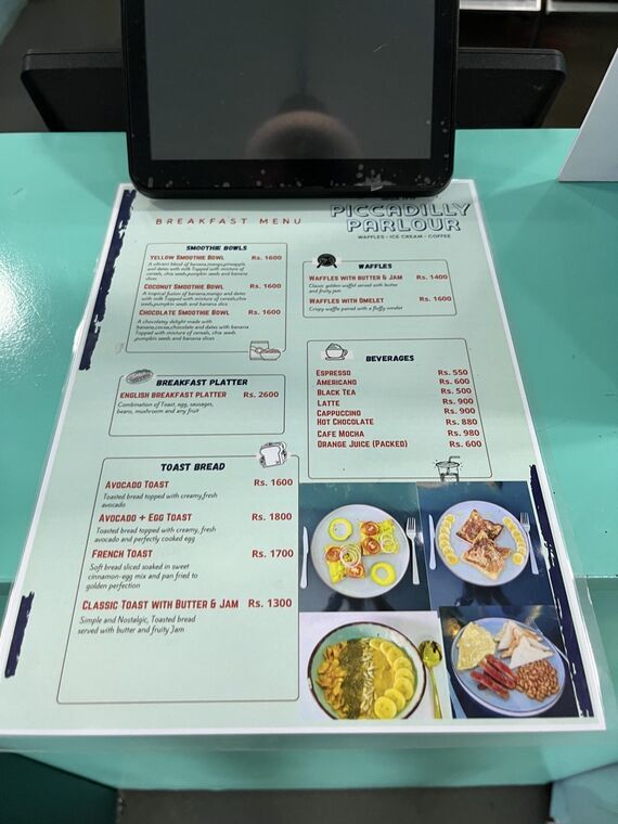 Piccadilly Parlourのブレックファストメニュー（価格表示あり）