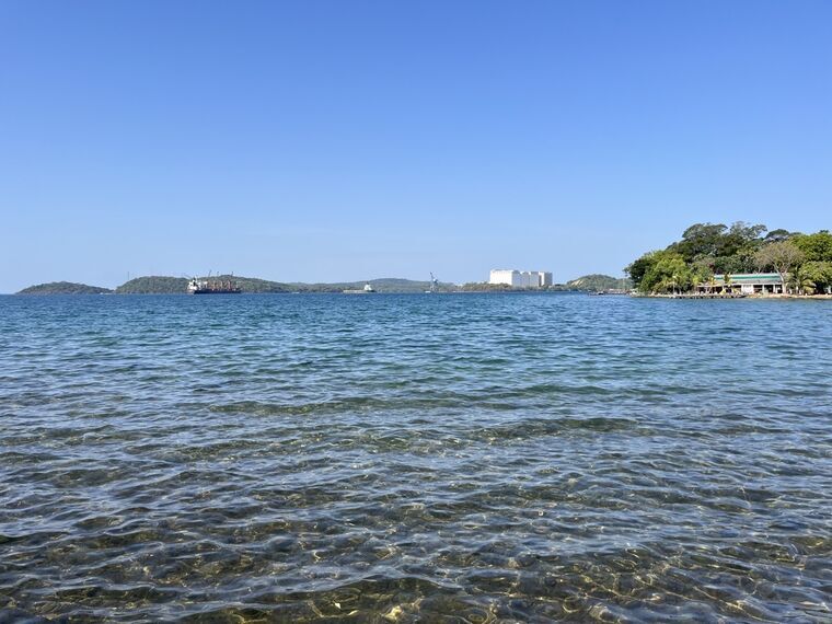 トリンコマリー湾の青い海と対岸の島々・船