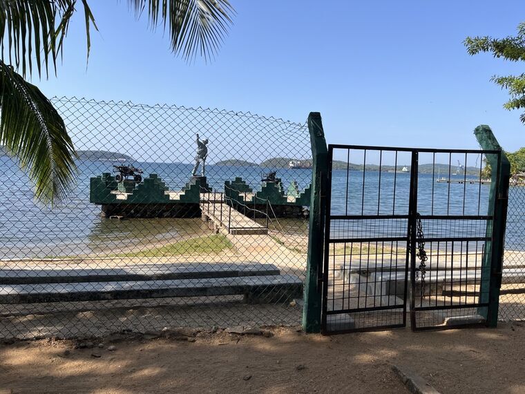 Orr's Hill Army Museum 水上に展示された水陸両用車と兵士像