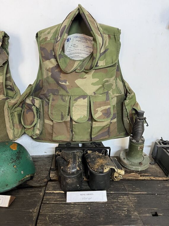 スリランカ軍 防弾ベスト 地雷靴 ヘルメット 個人装備展示